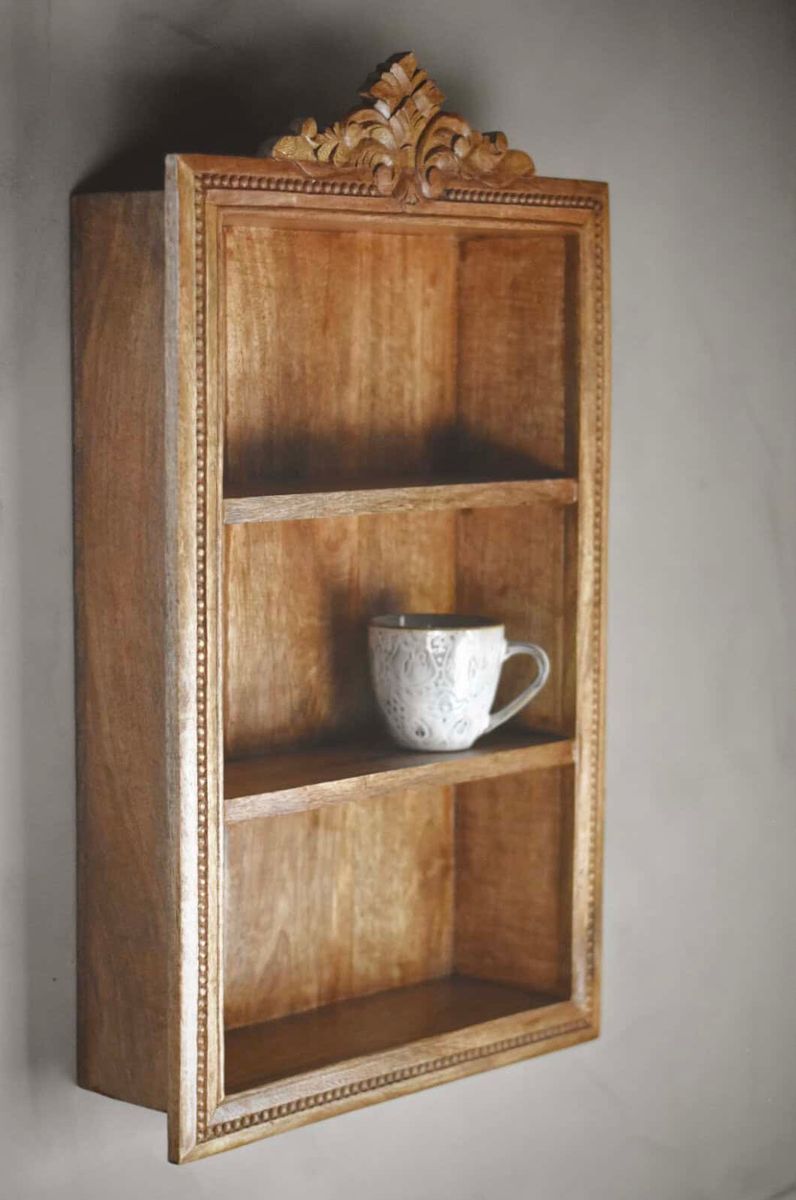 Hylle med utskjæringer 42×69 cm